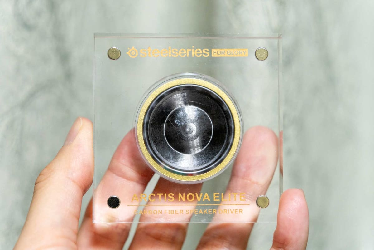 独自ドライバーのモックアップ。振動板にカーボンファイバー、フレーム部に真鍮を採用している