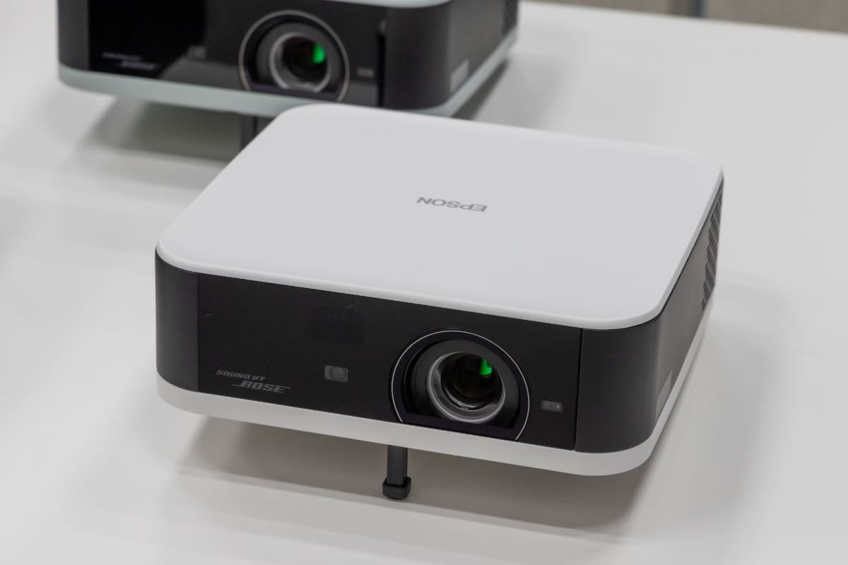 フルHD/700ルーメンの「EF-61」(ホワイト)