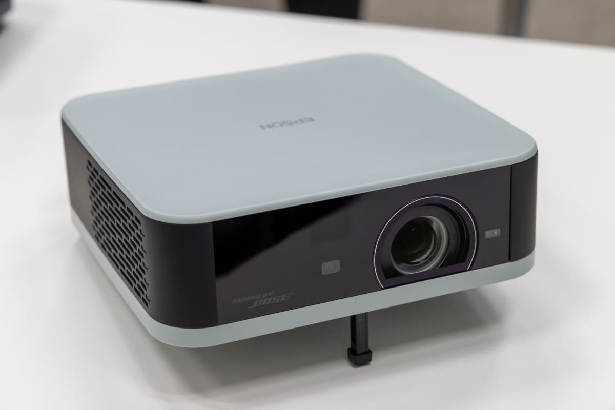 フルHD/700ルーメンの「EF-61」(グリーン)