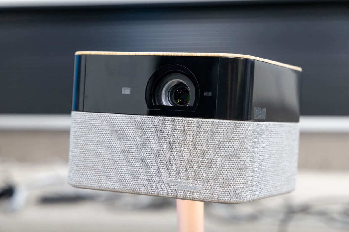 フロント右下には「SOUND BY BOSE」のロゴ