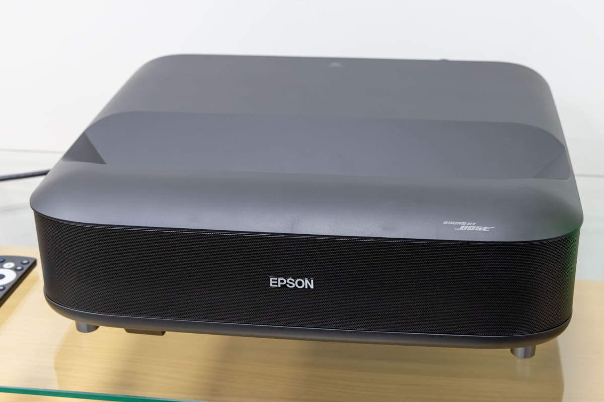 4K/HDR対応の超短焦点プロジェクタ「EH-LS670」