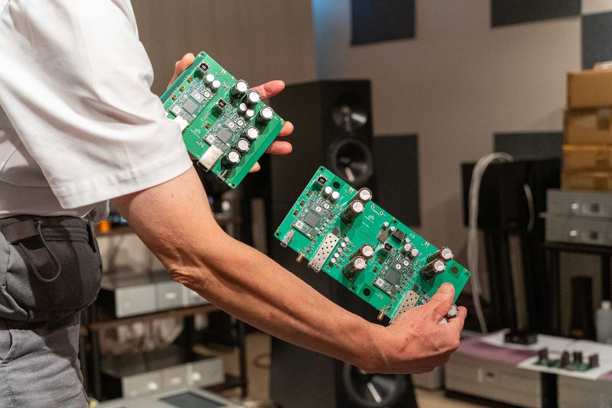 Sforzato公司目前正在開發的USS相容產品的內部電路板