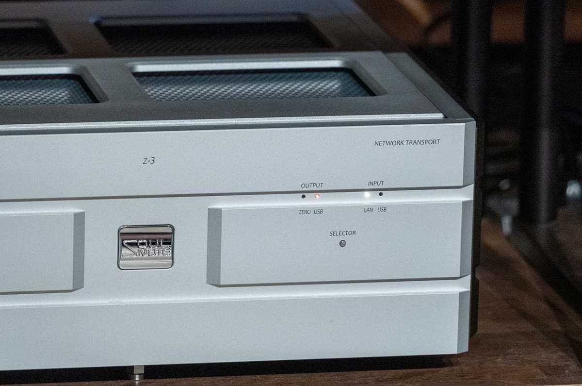 説明会で用意されたUSS対応前のZ-3。上写真はRAAT受信時でLEDは黄色、下写真はDiretta受信時でLEDは紫色に光っている