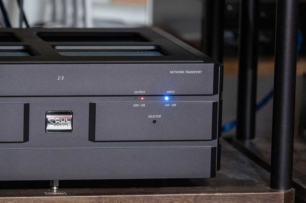 説明会で用意されたUSS対応済みのZ-3。写真では青く写ってしまったが、USS受信時、本体のINPUT・LANのLEDが白色に光る