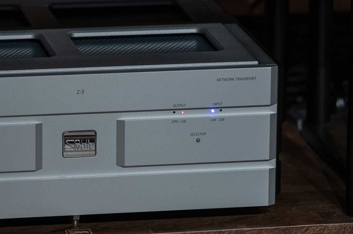 説明会で用意されたUSS対応前のZ-3。上写真はRAAT受信時でLEDは黄色、下写真はDiretta受信時でLEDは紫色に光っている