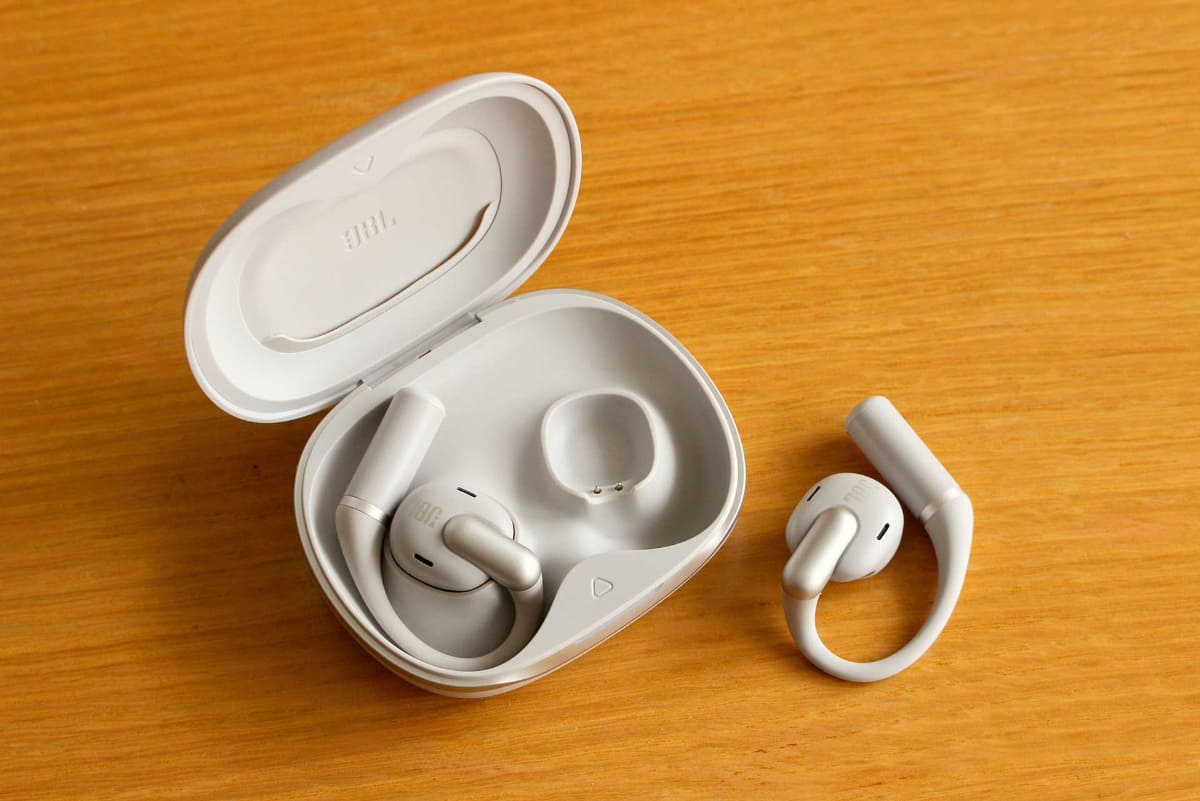 「JBL Sense Pro」(グレージュ)