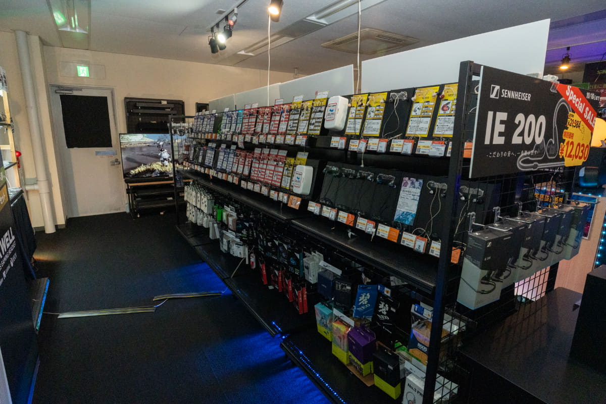 イヤフォンコーナー。他のフロアにも劣らない品数を展開している