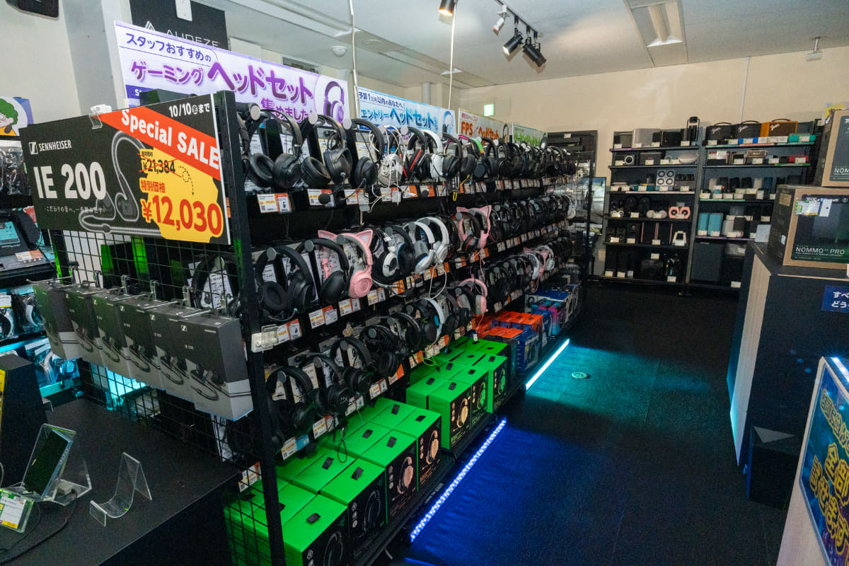 その裏にヘッドフォンコーナー
