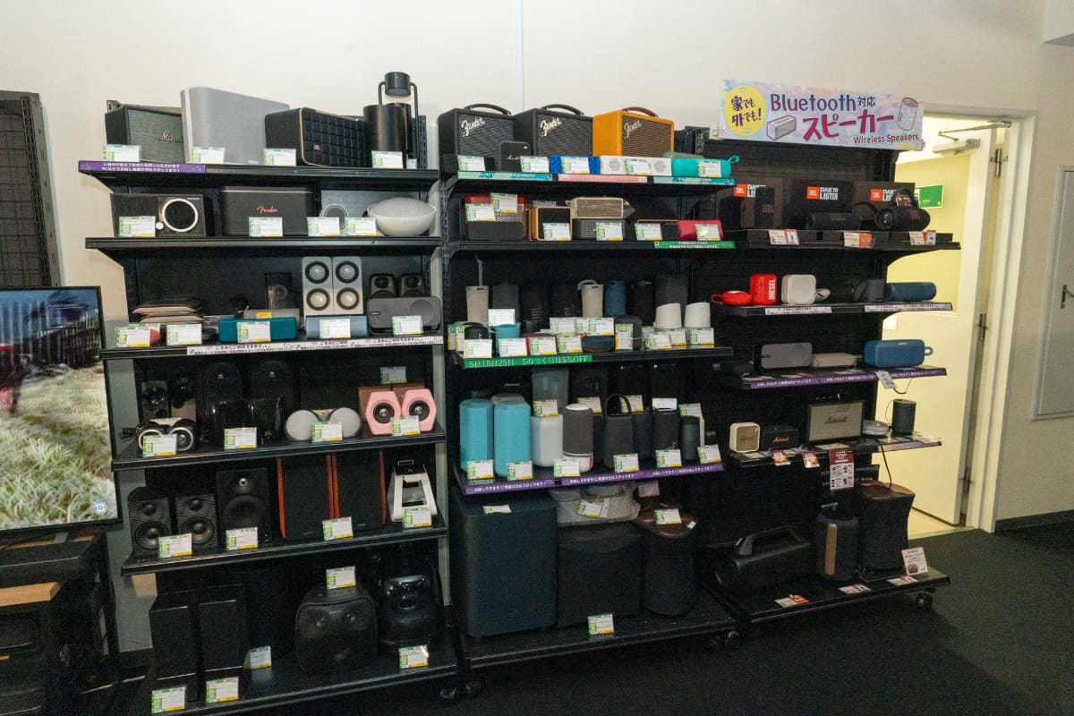 奥にはBluetoothスピーカーも