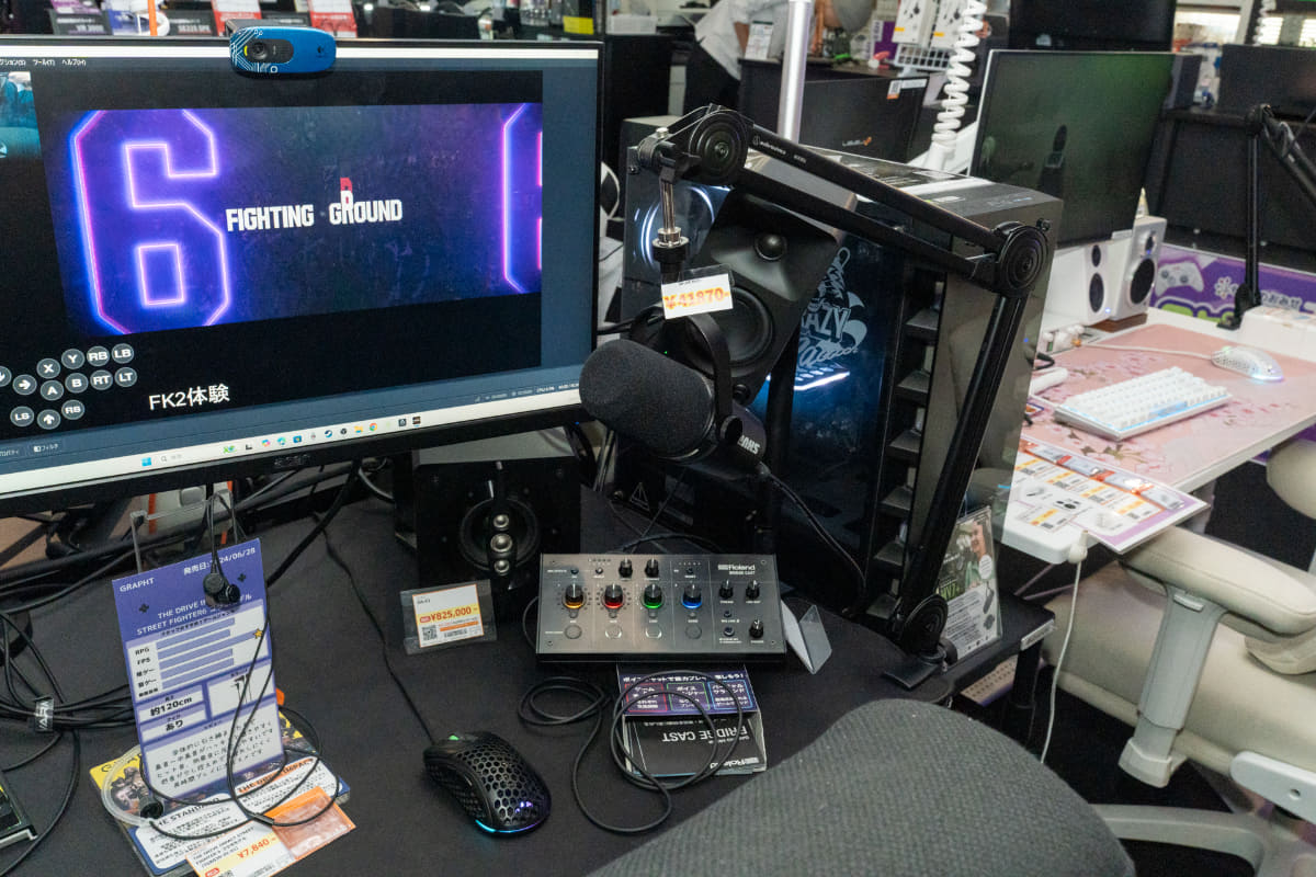 配信特化のデスクには、マイクと本格的なオーディオインターフェイスが