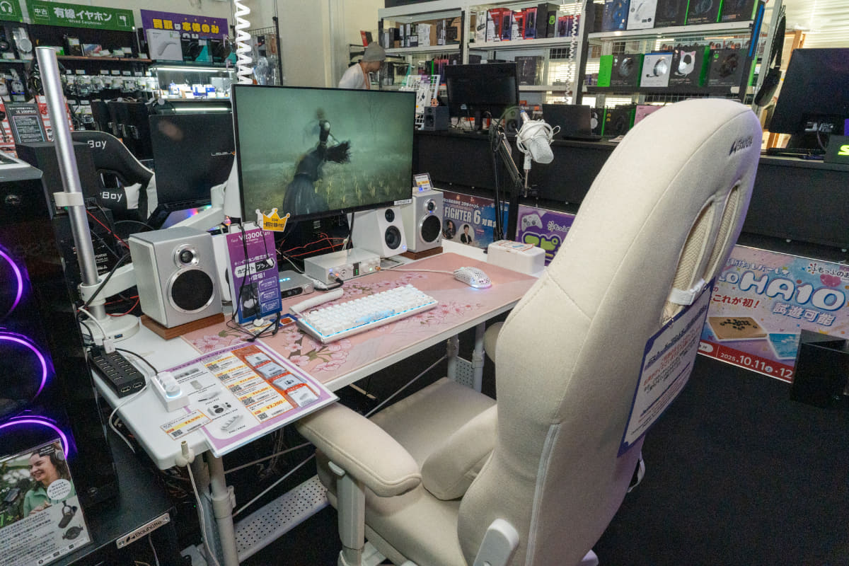 白いデバイスを集めたデスクも