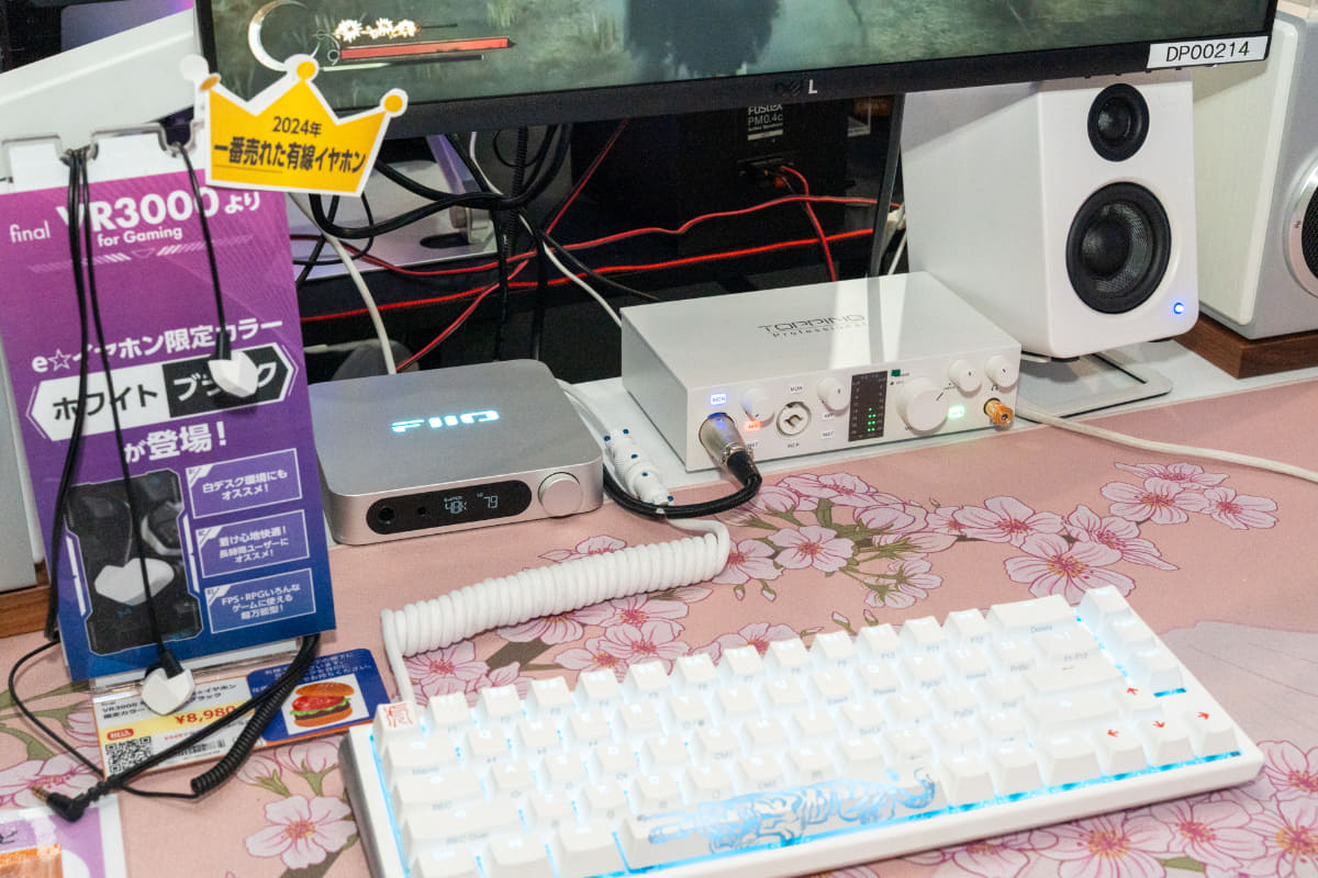 シルバーとホワイトを中心に明るいデスク環境が作れる