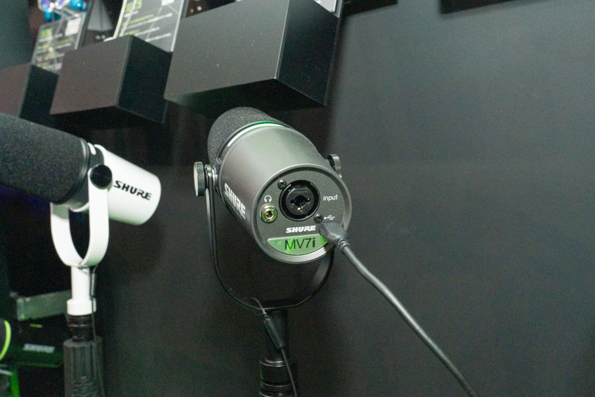 後ろのXLR端子が「input」になっている