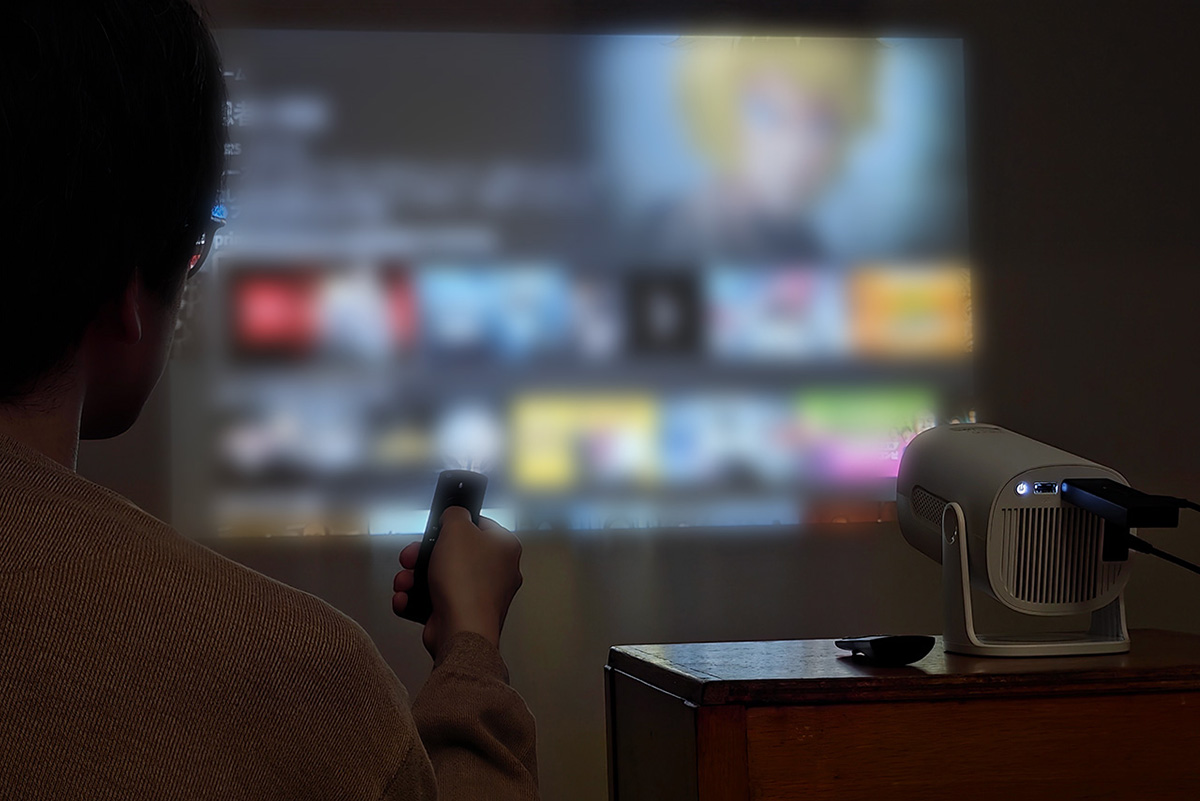 完全な暗室ではないが、可能な限り暗い環境で視聴