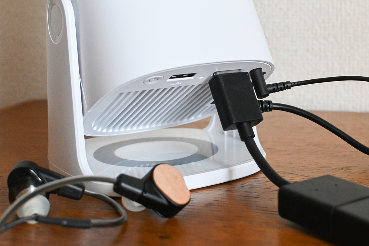 スピーカー内蔵のためプロジェクター単体で映像と音声の両方が再生できるが、音声を外部機器に託すと視聴体験が向上する