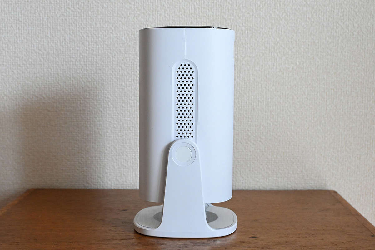 スタンド一体型のため、設置位置に応じて投影角度を調整できる。90度上向きにすれば、天井投影も可能だ