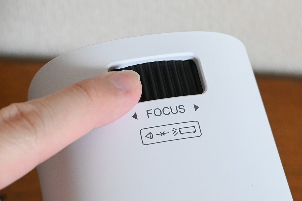 本体に備えられたフォーカスリングからピント調整が行なえる