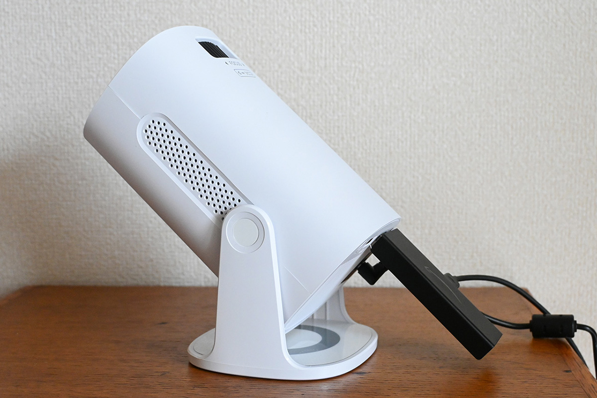 ストリーミングデバイスが邪魔をして、角度調整に制限がかかってしまう