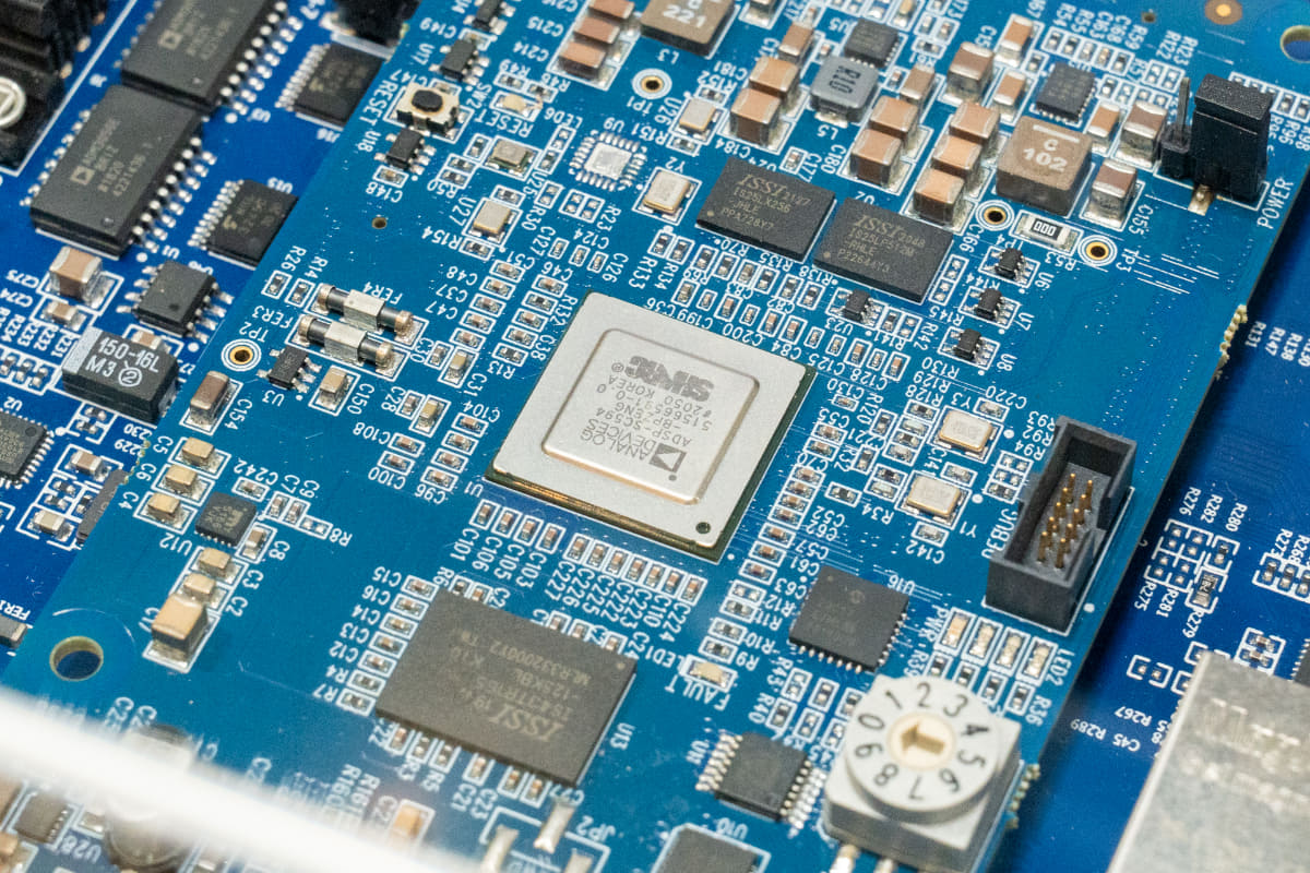 写真中央の銀色のパーツがDSP