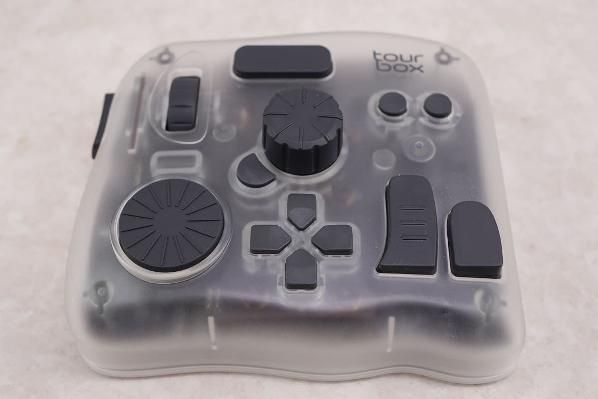 回転系のコントローラを3つ備える