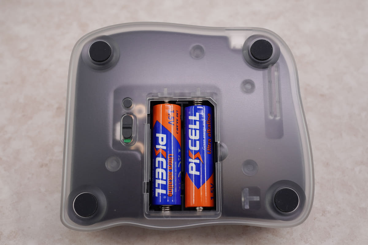 底面には電池ボックスがある