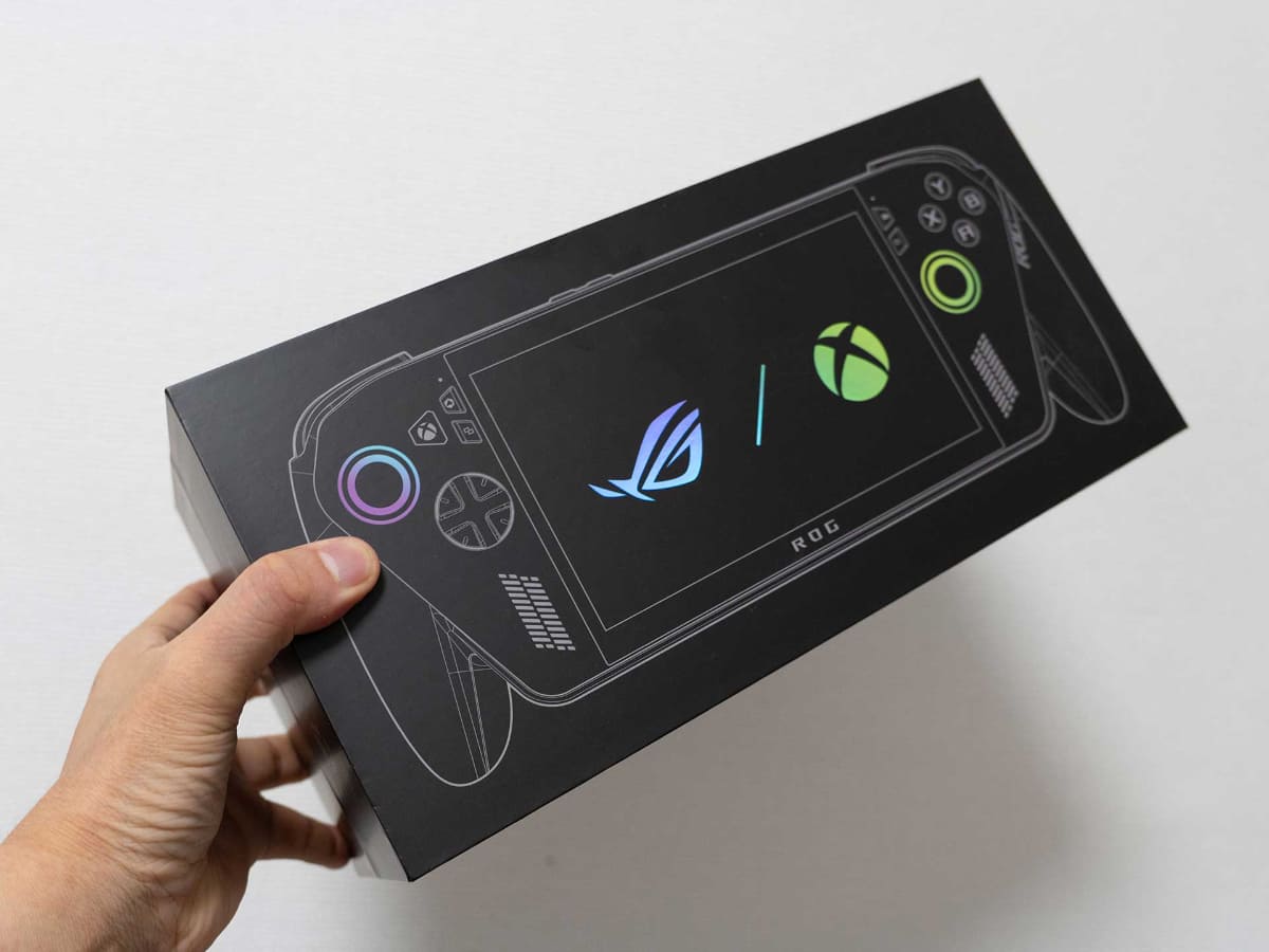 パッケージ。シールなどには「ASUS」のロゴを強調