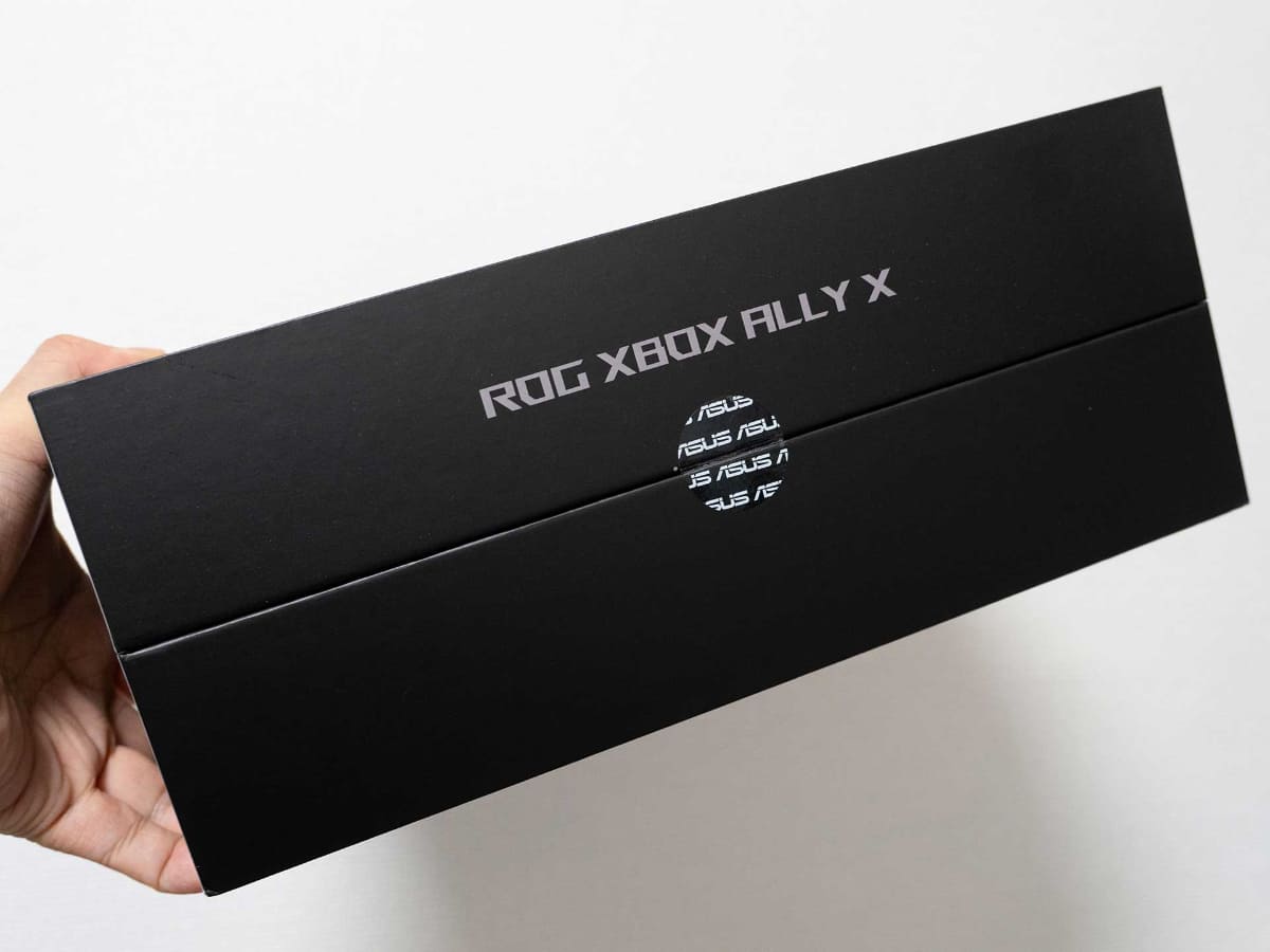 パッケージ。シールなどには「ASUS」のロゴを強調