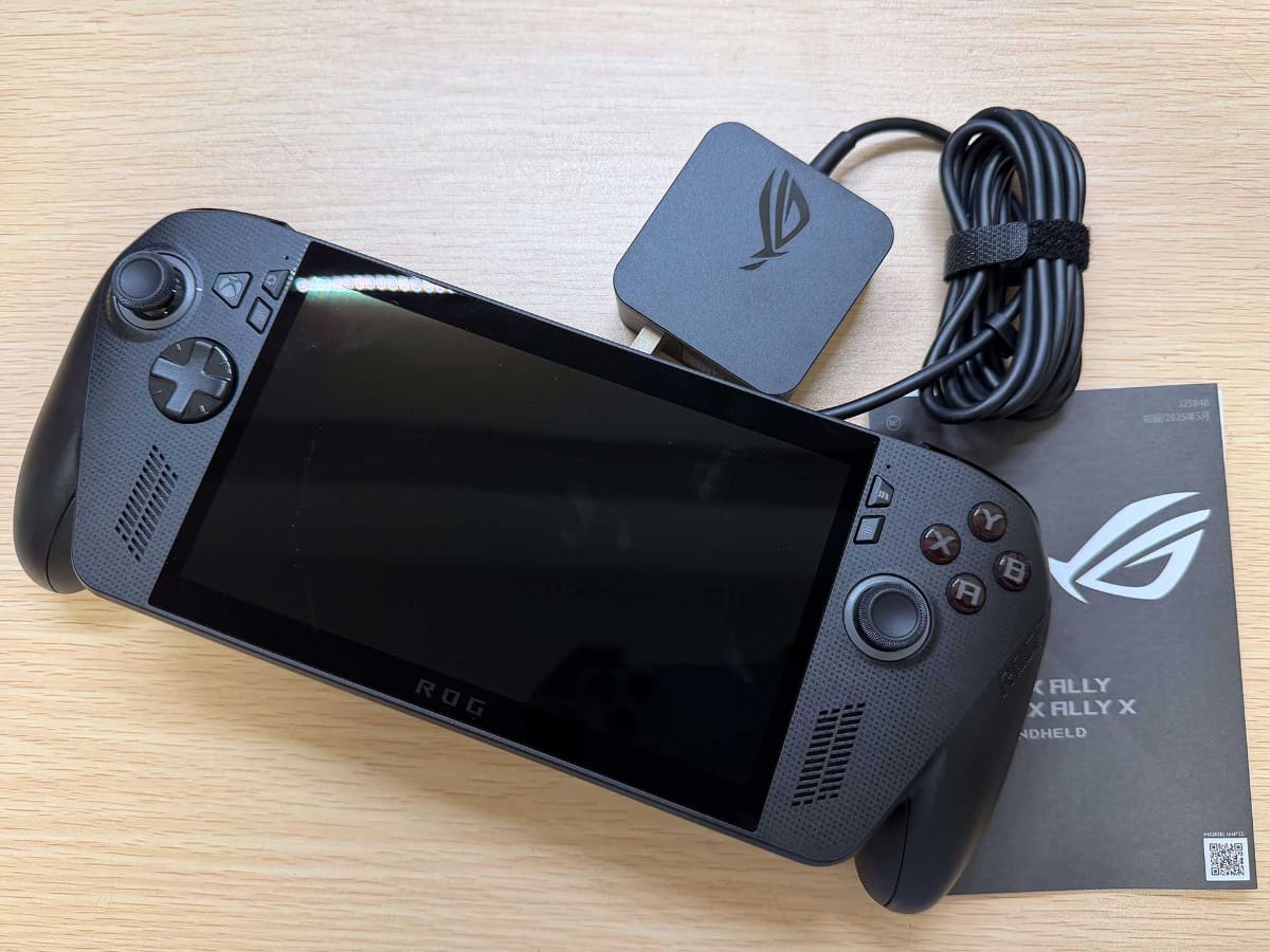 同梱品。本体にUSB Type-C ACアダプター、簡易マニュアルが同梱