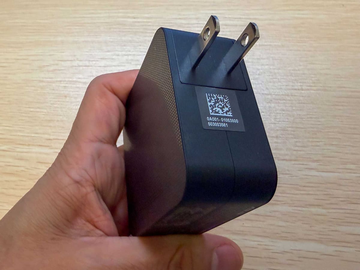 同梱のACアダプターは、プラグが折り畳めないもの。出力は最大65W