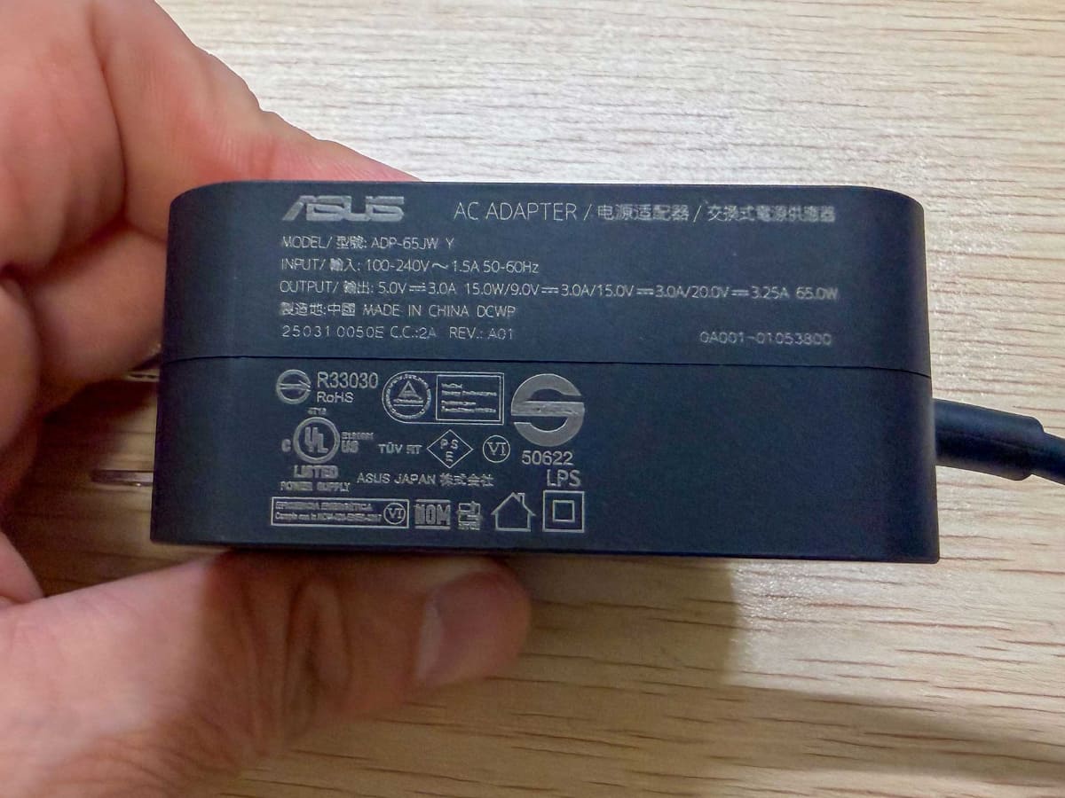 同梱のACアダプターは、プラグが折り畳めないもの。出力は最大65W