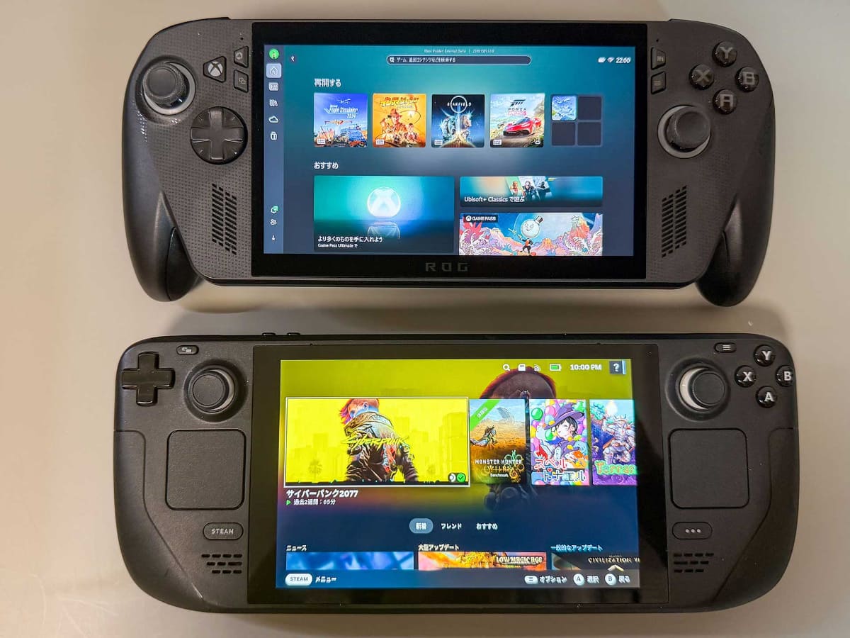 ROG Xbox Ally X(上)とSteam Deck(下)。画面サイズは似ているがROG Xbox Ally Xの方が小さく感じる