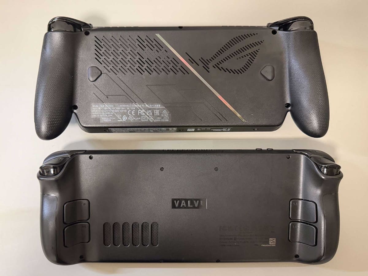 ROG Xbox Ally X(上)とSteam Deck(下)。画面サイズは似ているがROG Xbox Ally Xの方が小さく感じる