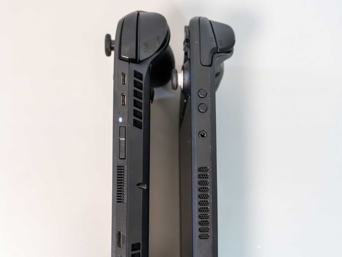 ROG Xbox Ally X(左)とSteam Deck(右)。グリップの分ROG Xbox Ally Xの方が厚い
