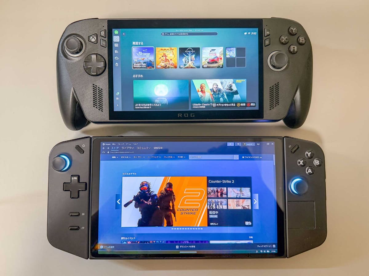 ROG Xbox Ally X(上)とLegion Go(下)。Legion Goはディスプレイが8.8インチと大きいので、その分ボディも大きい