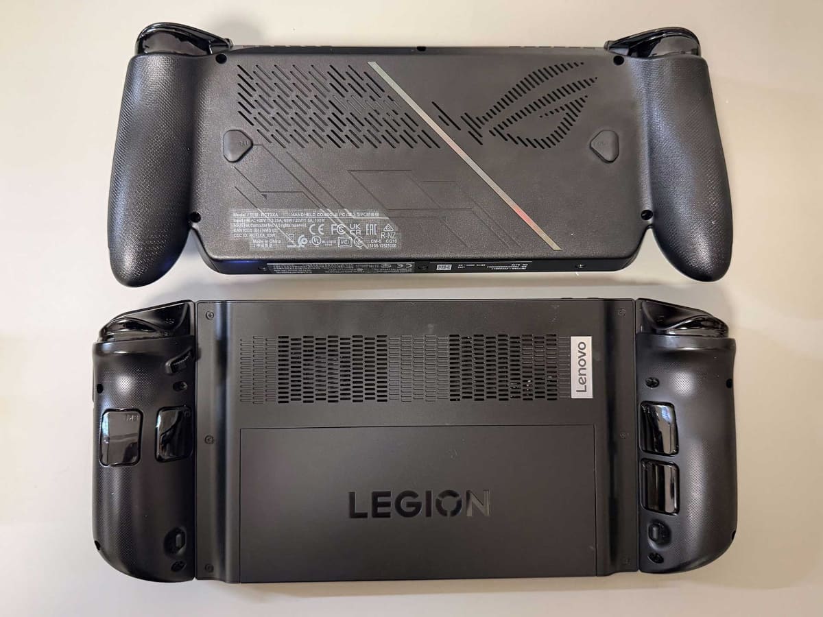 ROG Xbox Ally X(上)とLegion Go(下)。Legion Goはディスプレイが8.8インチと大きいので、その分ボディも大きい