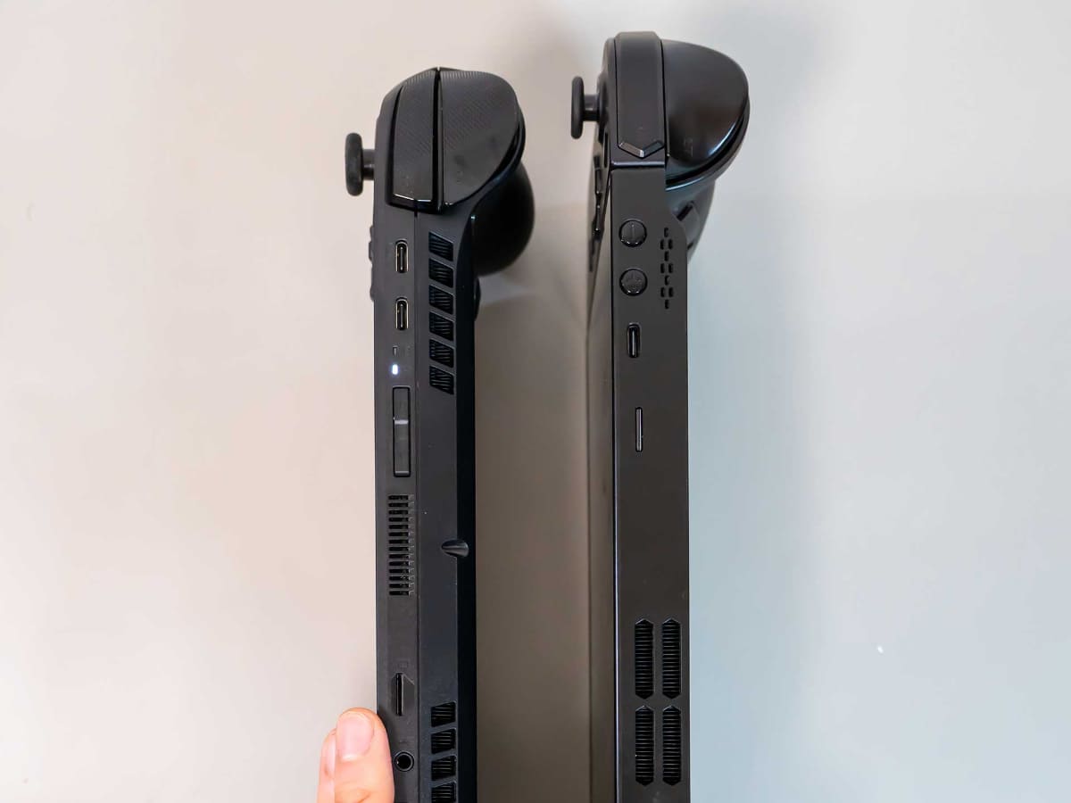 ROG Xbox Ally X(左)とLegion Go(右)。本体はLegion Goの方が厚いが、グリップまで入れると同じようなもの