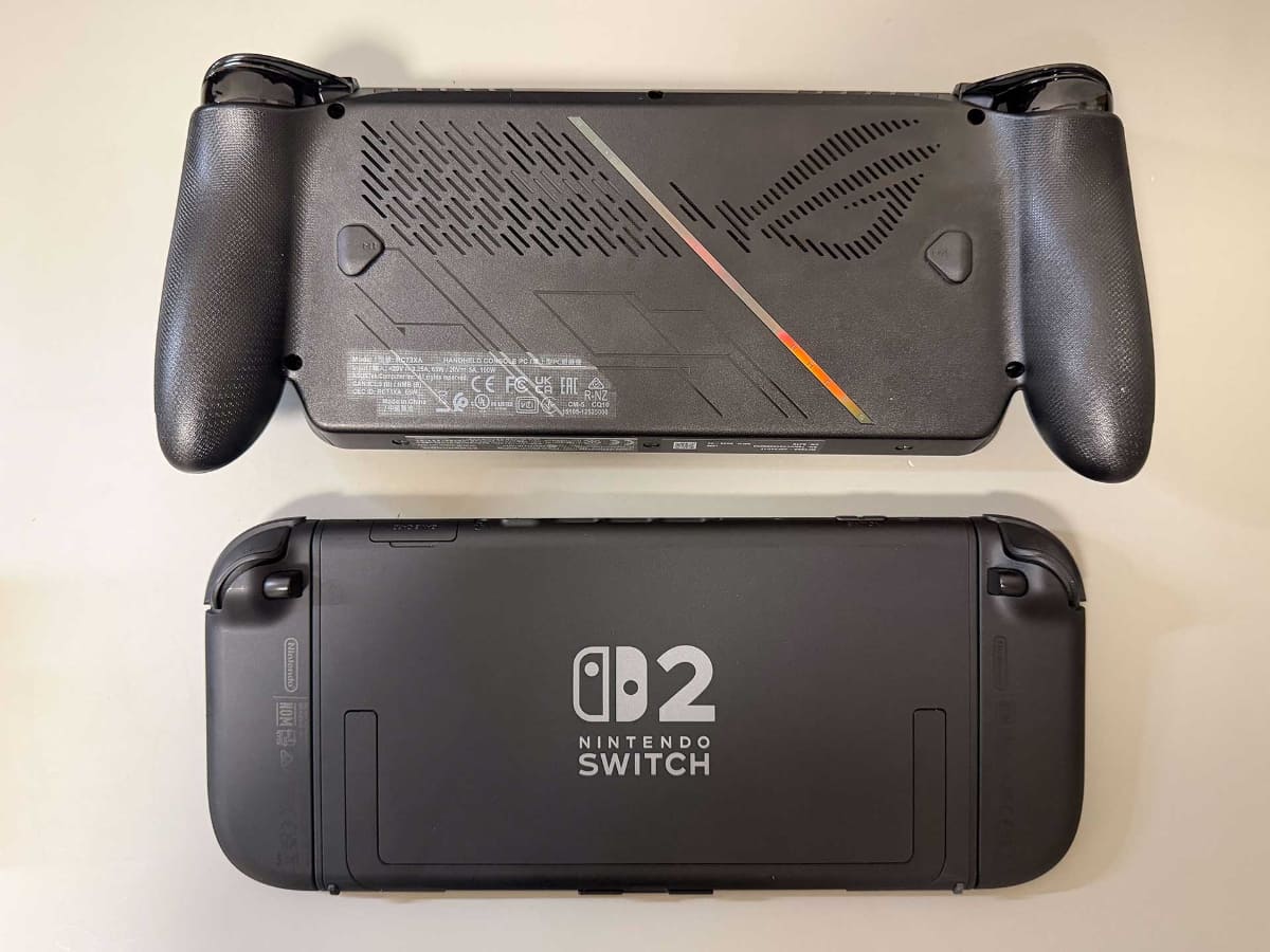 ROG Xbox Ally X(上)とNintendo Switch 2(下)。コントローラーがコンパクトで、Switch 2の方がかなり小さく見える