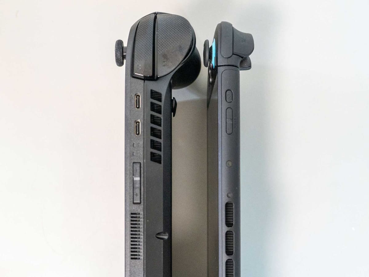 ROG Xbox Ally X(左)とNintendo Switch 2(右)。薄さは倍ぐらい異なっている