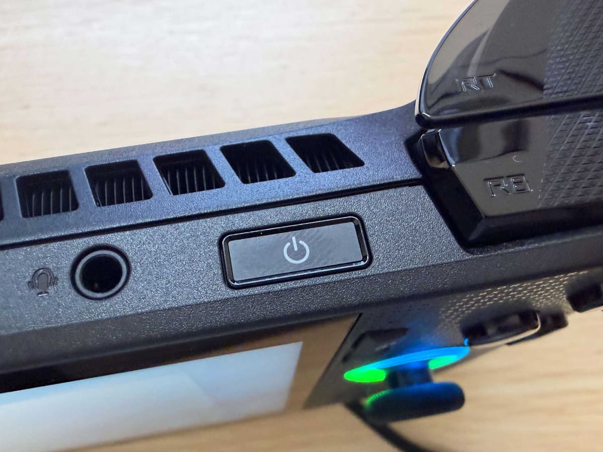 電源ボタンは指紋センサー搭載。ここでもCopilot+PCの仕様を満たしている