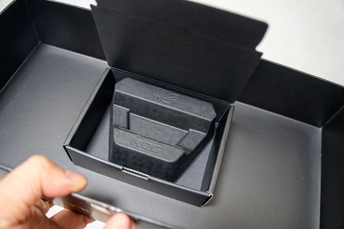 箱のフタ側には、簡易的なスタンドが入っている