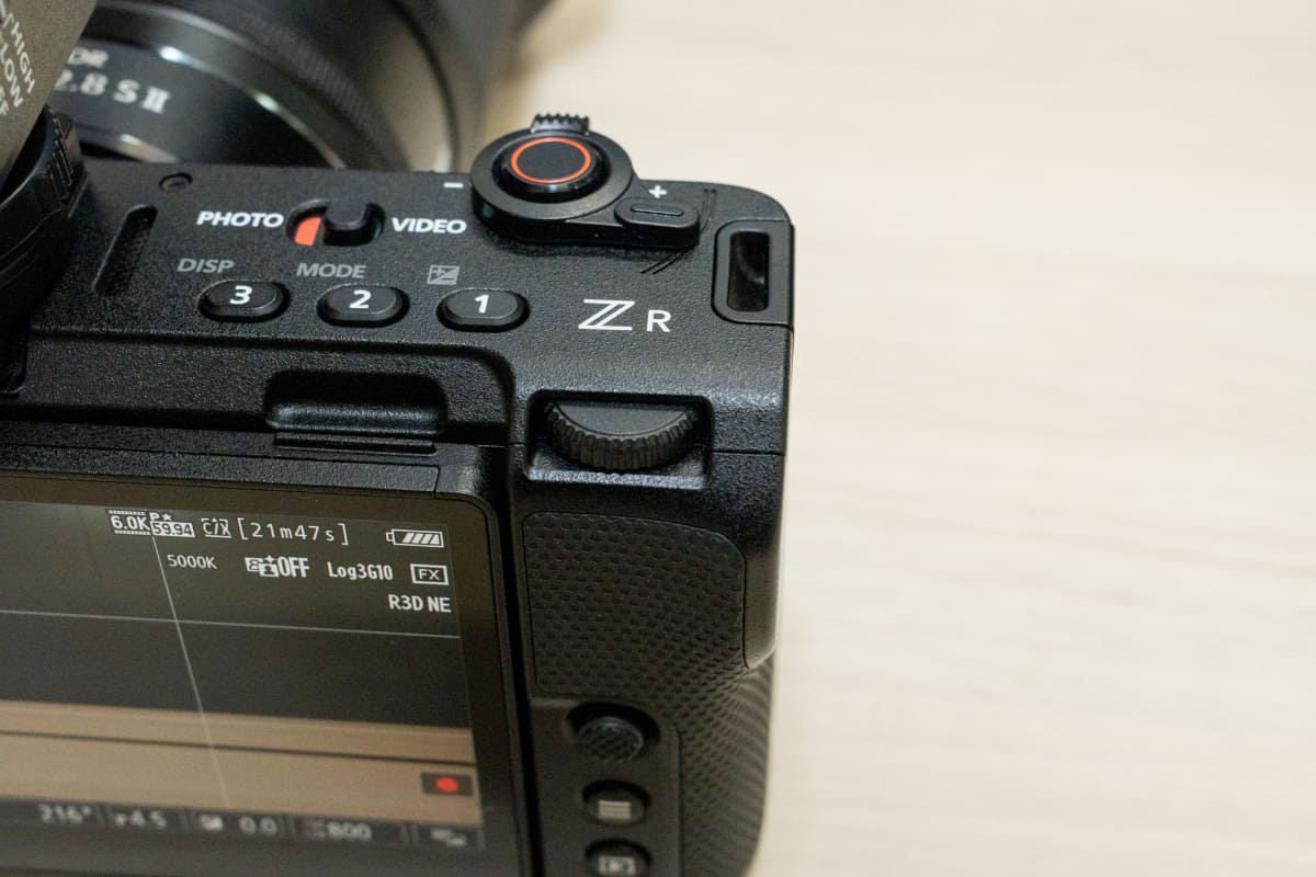 ZRのコマンドダイヤル。クリック感はありつつも、静かに動く