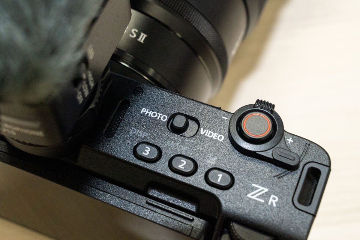 ZRのズームレバーを始め、天面のレイアウトは動画撮影時に親指で操作しやすくなっている