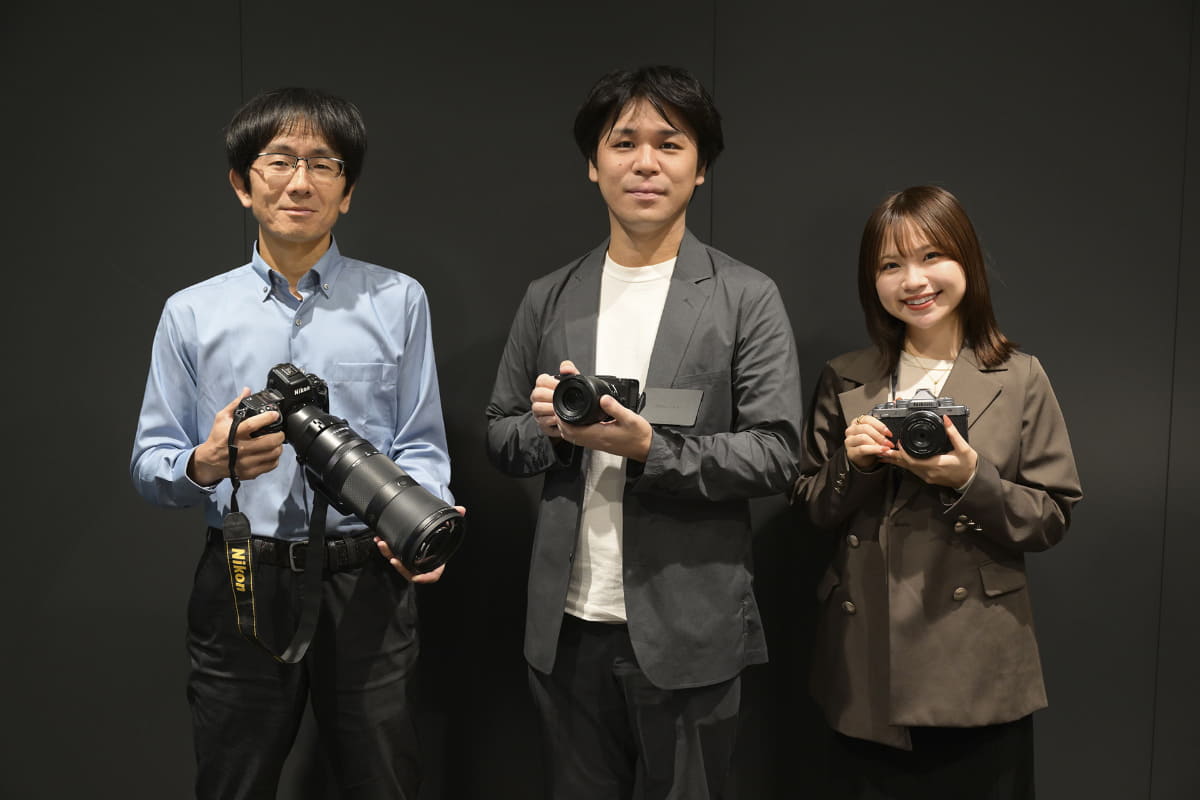 左から<br>映像事業部 開発統括部 第二開発部 古川眞一氏(カメラの撮影テストを統括)<br>映像事業部 マーケティング統括部 UX企画部 加藤優一氏(ZR 企画プロジェクトマネジャー)<br>映像事業部 マーケティング統括部 UX企画部 櫻井萌那氏(Z6III/Z5II 企画プロジェクトマネジャー)