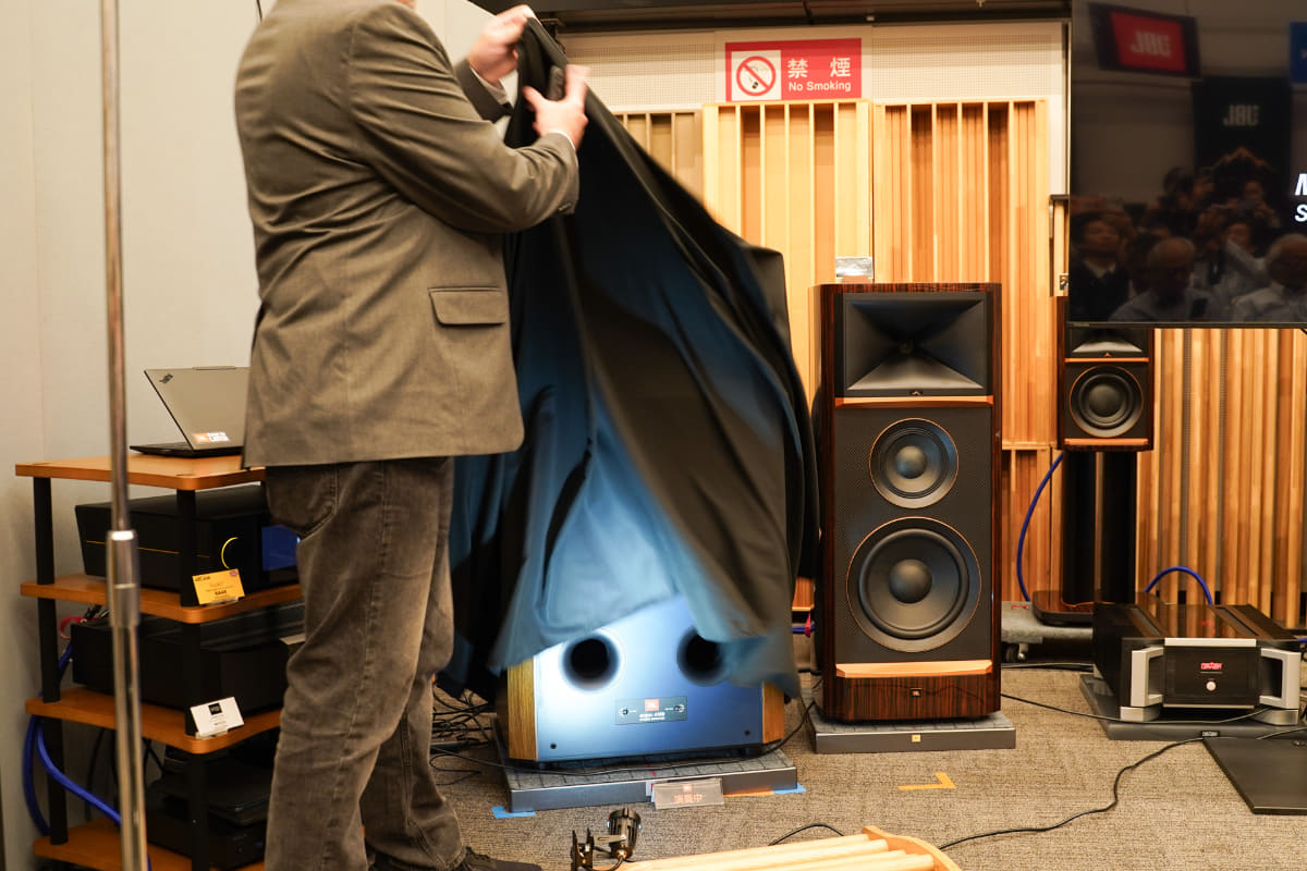 Summitシリーズ発表会の中で、サプライズとして「MODEL 4369」が登場