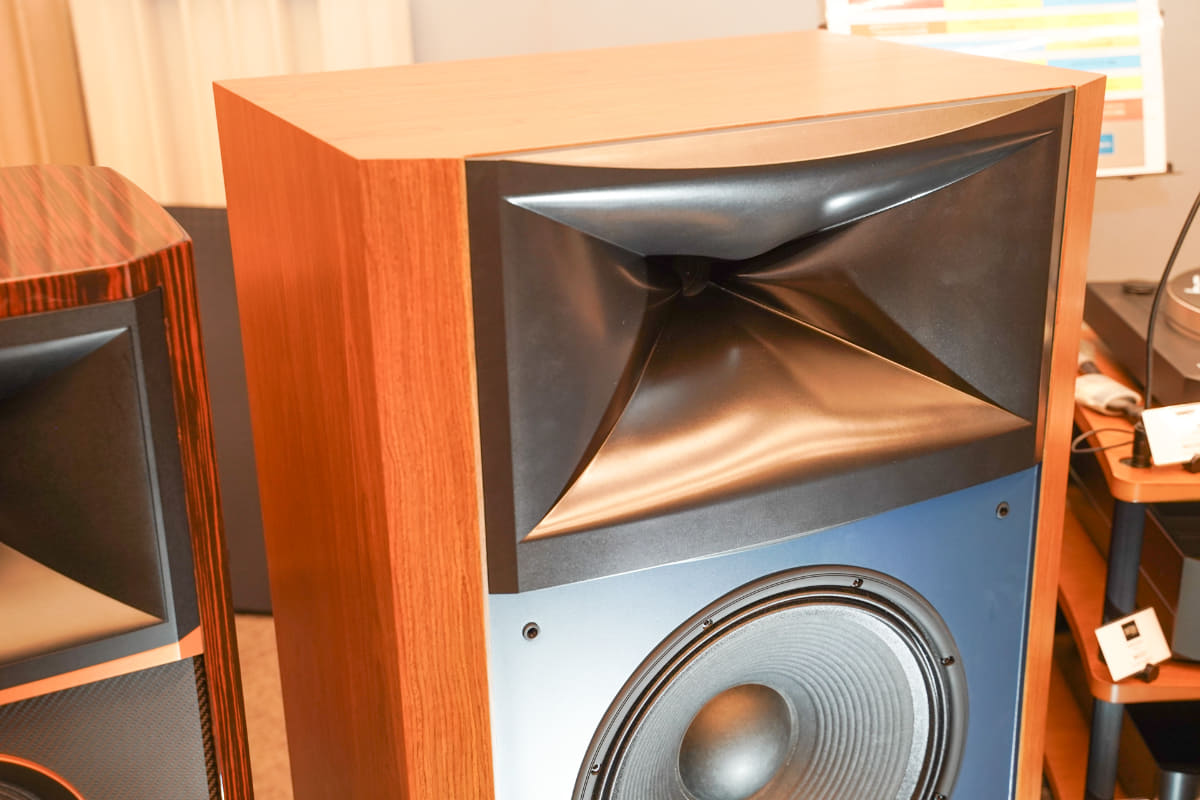 3インチ(76mm)径D2コンプレッションドライバー「D2830B」とHDIホーン