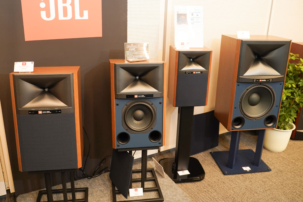 既存のJBLのスタジオモニターシリーズに「MODEL 4369」が加わる事になる