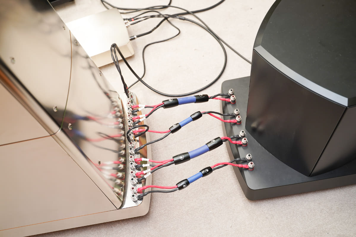 クロスオーバー・ネットワークは別筐体(右)