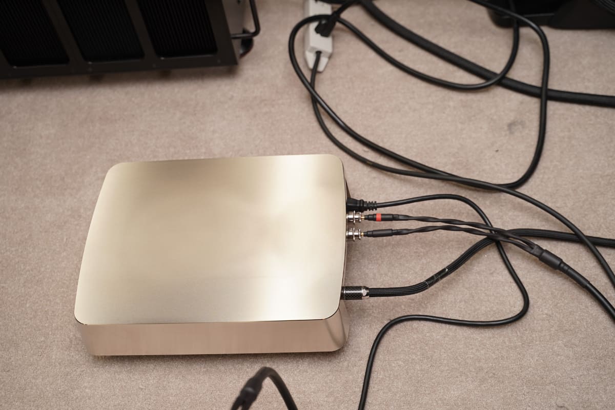 Active Subタイプに付属する、サブウーファー駆動用アンプ