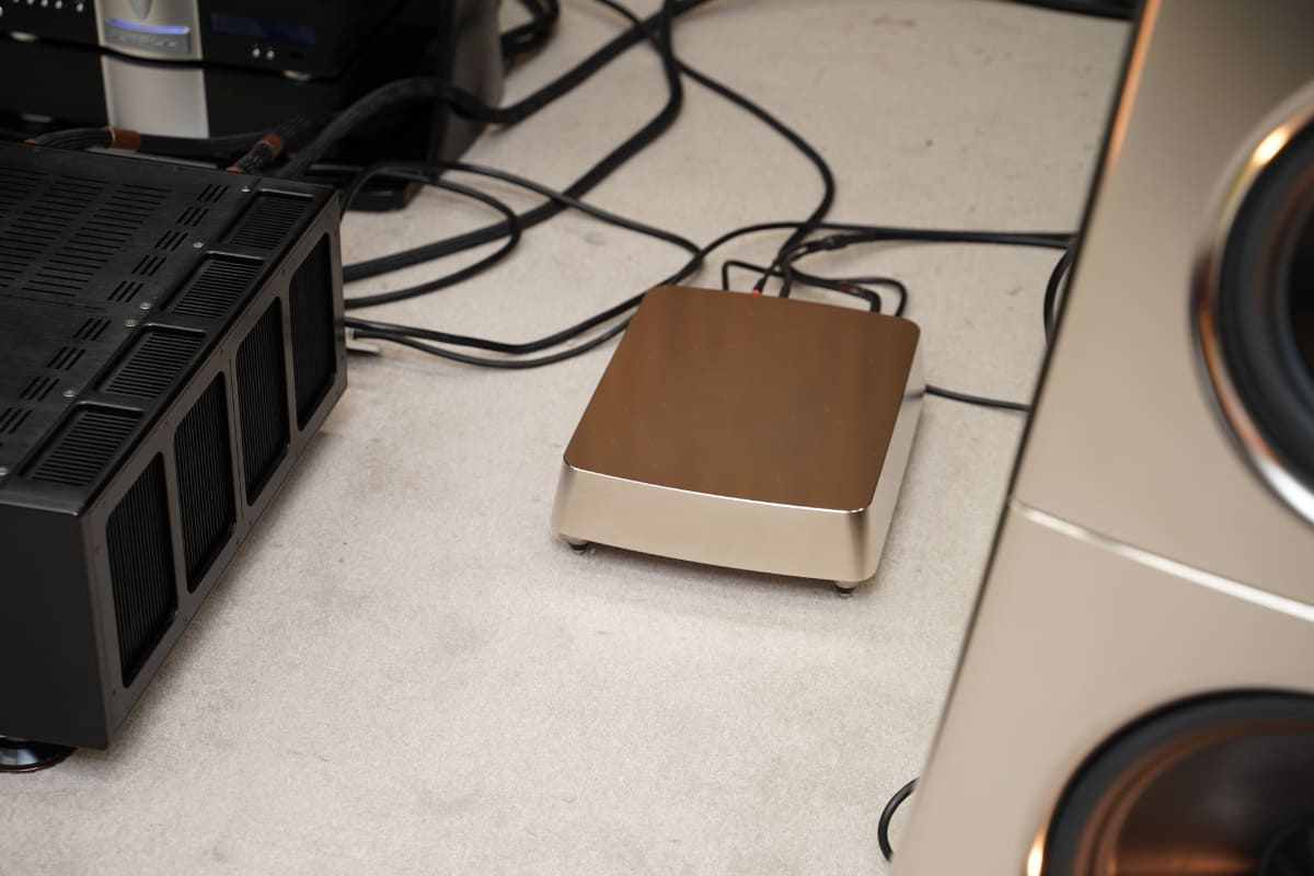 Active Subタイプに付属する、サブウーファー駆動用アンプ