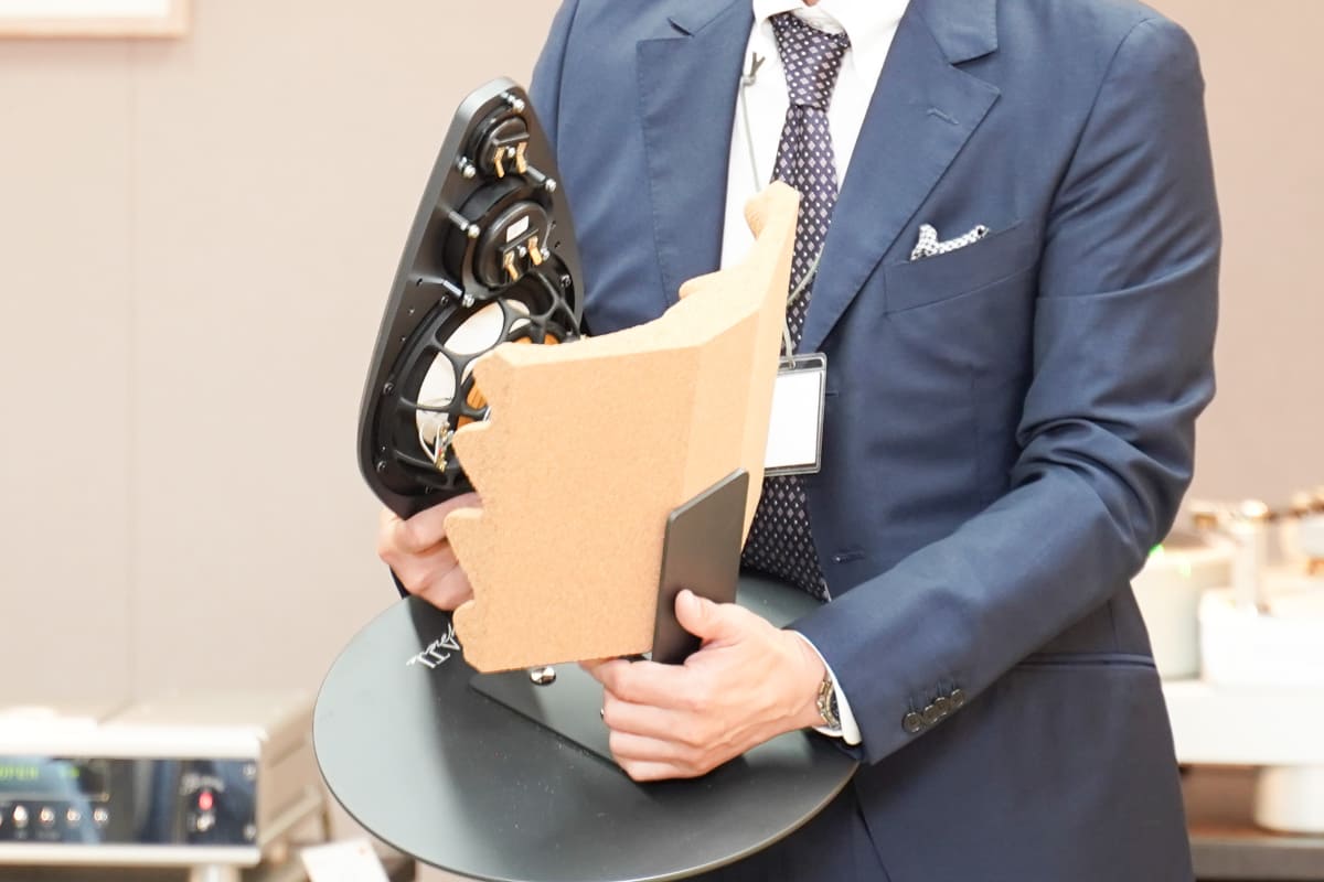 中高域チェンバー内にコルクを配置している